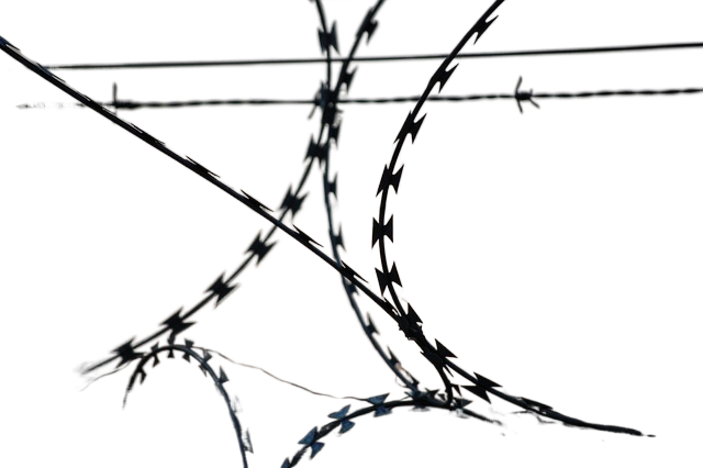 barbed wire, wire, basketball court 铁丝网、钢丝篮球场