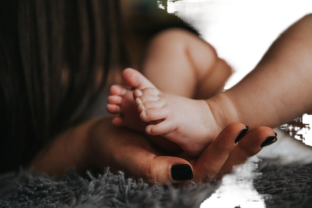 mom, baby, feet 妈妈,宝贝,脚